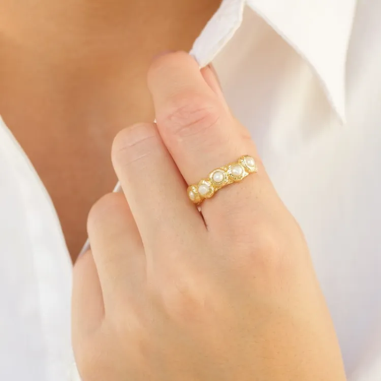 hvit perle ring i forgylt messing - Eliné