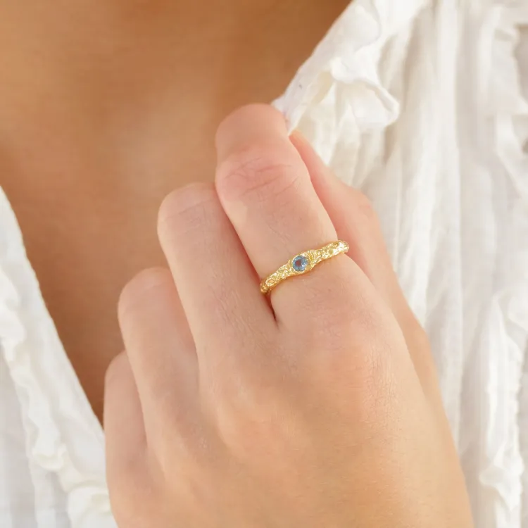 mørkeblå krystall ring i forgylt messing - Eliné