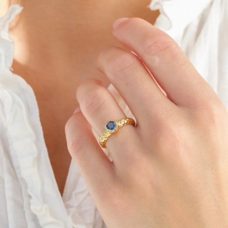 blå krystall ring i forgylt messing - Eliné