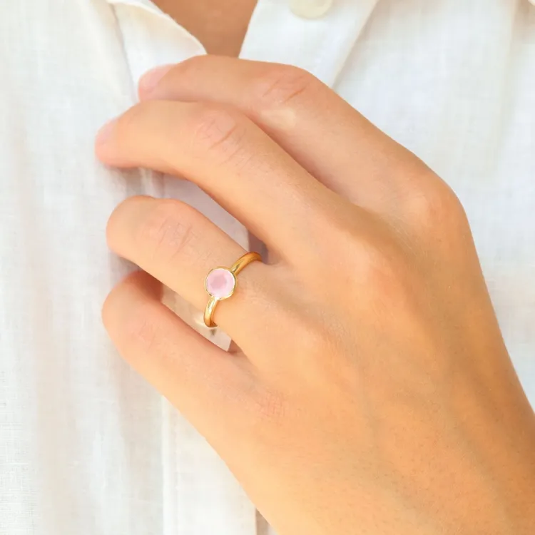 rosa krystall ring i forgylt messing - Loom Stones