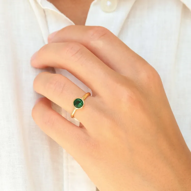 grønn krystall ring i forgylt messing - Loom Stones