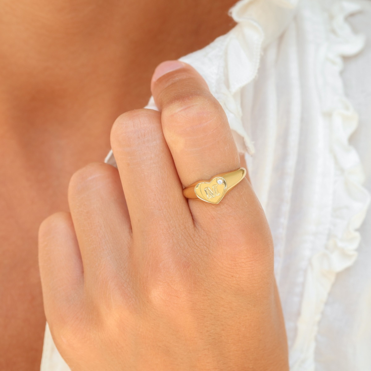 bokstav m zirkon ring i forgylt messing