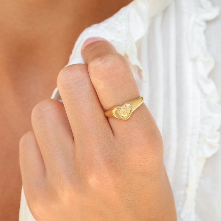 bokstav c zirkon ring i forgylt messing