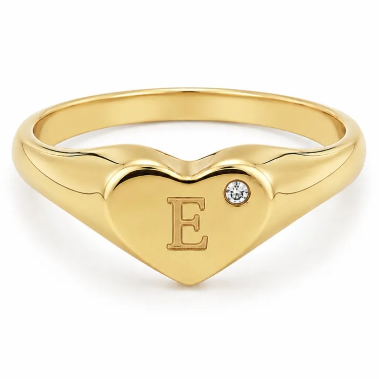 bokstav e zirkon ring i forgylt messing