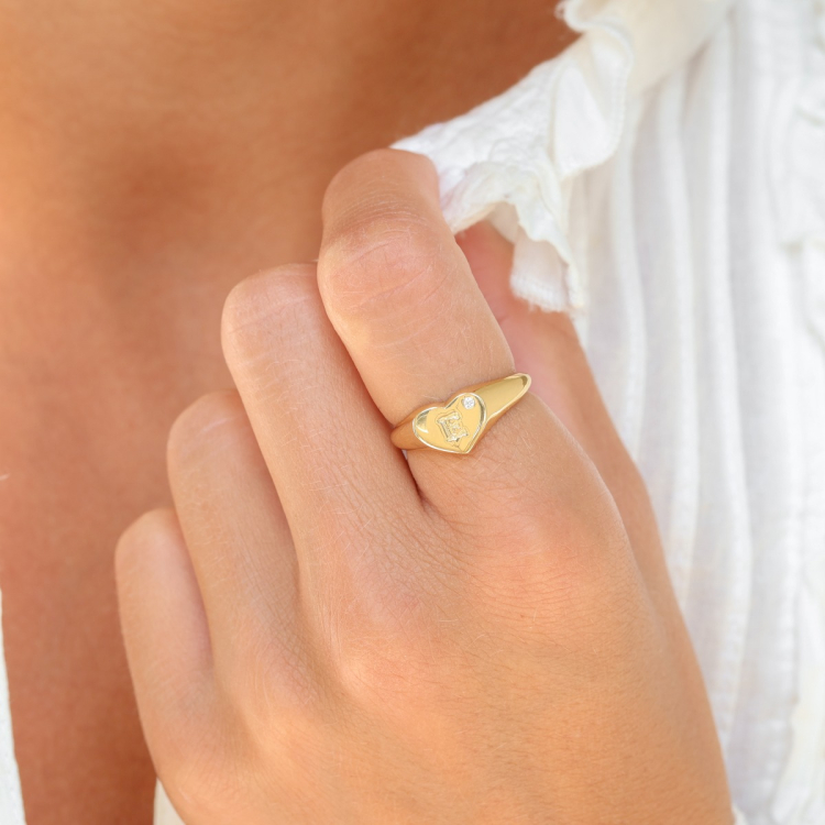 bokstav e zirkon ring i forgylt messing