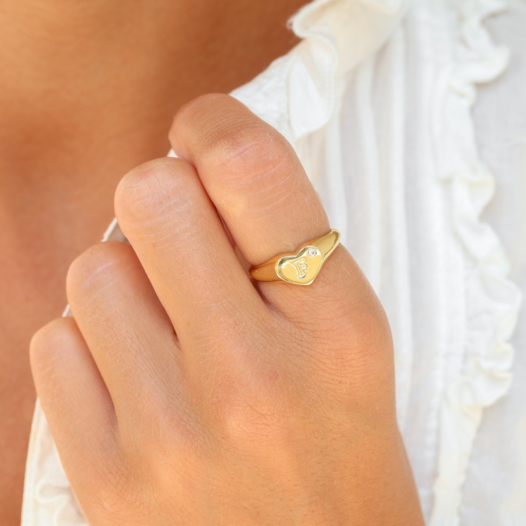 bokstav f zirkon ring i forgylt messing