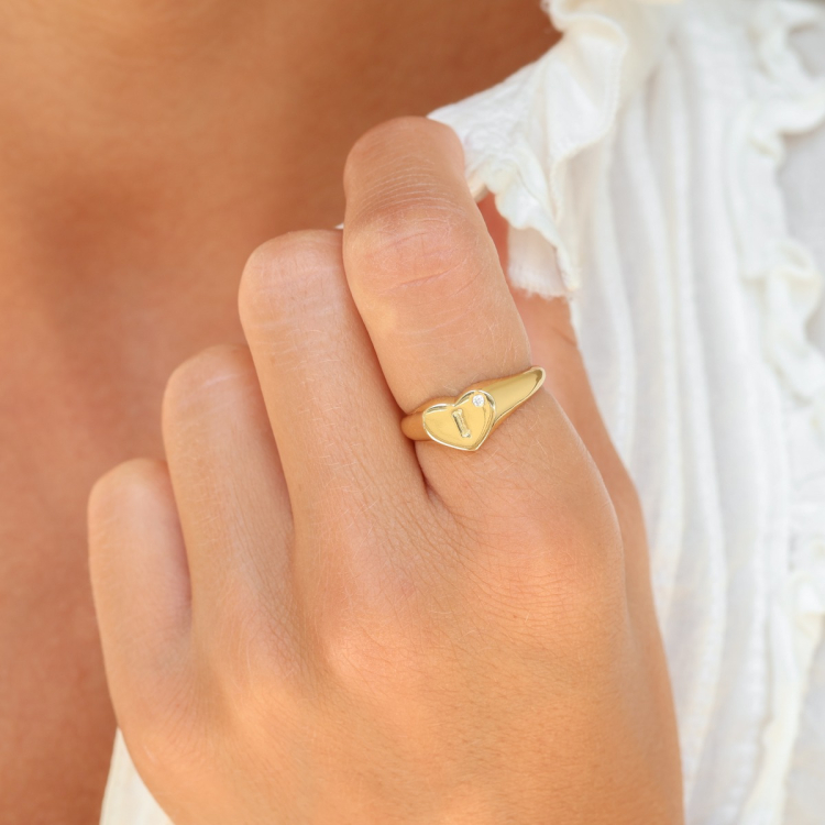 bokstav i zirkon ring i forgylt messing