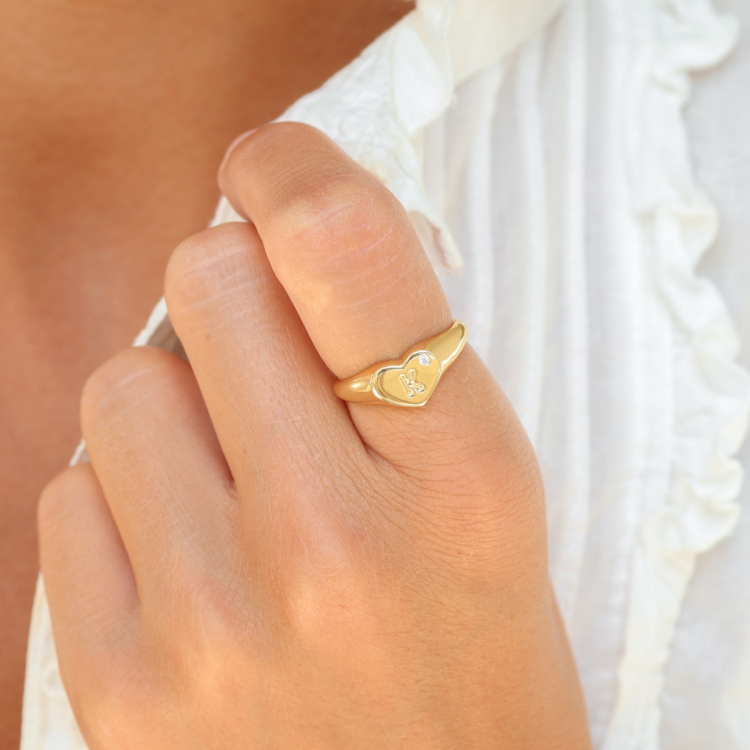 bokstav k zirkon ring i forgylt messing