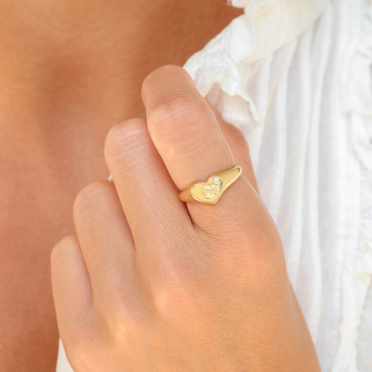 bokstav o zirkon ring i forgylt messing