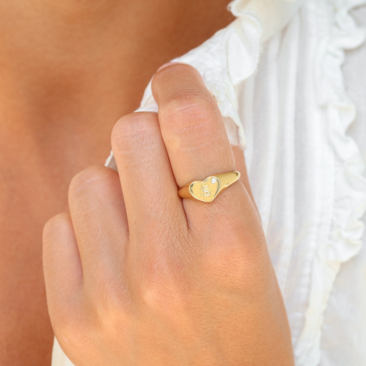 bokstav s zirkon ring i forgylt messing