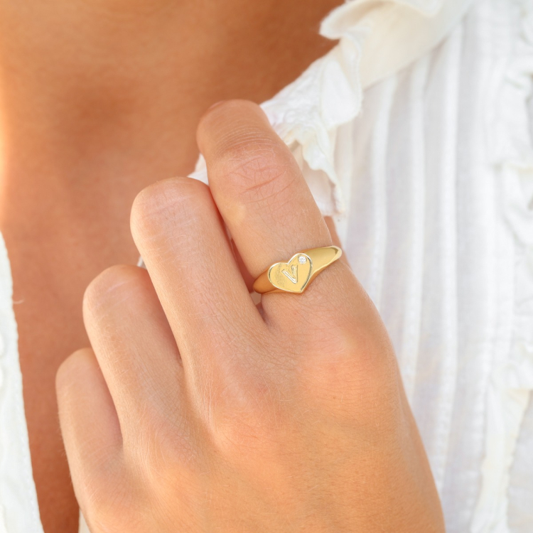 bokstav v zirkon ring i forgylt messing