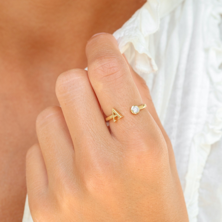 bokstav a zirkon ring i forgylt messing