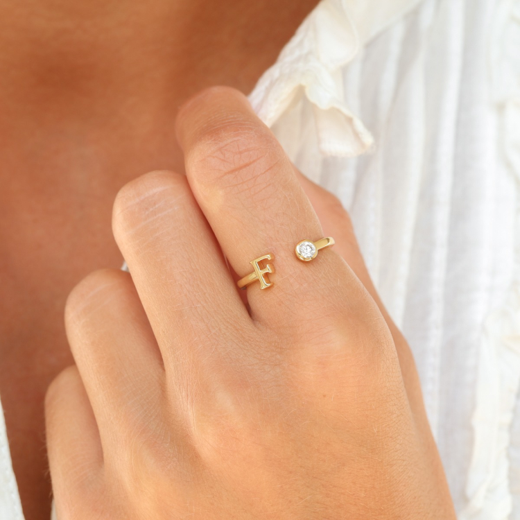 bokstav f zirkon ring i forgylt messing