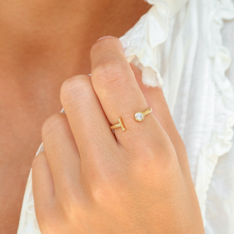 bokstav i zirkon ring i forgylt messing