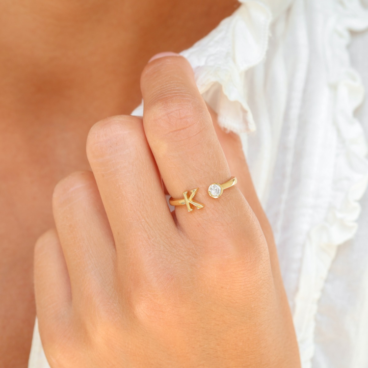 bokstav k zirkon ring i forgylt messing