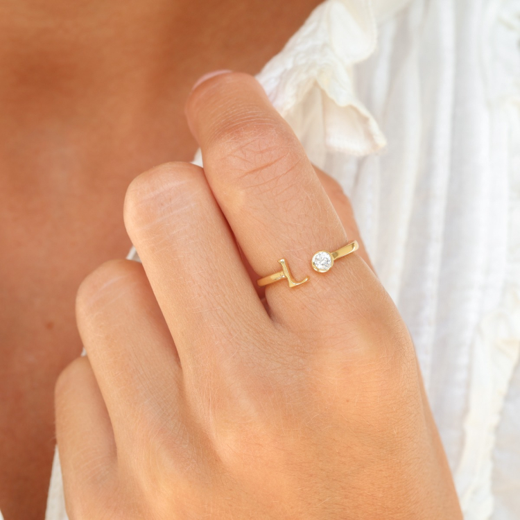 bokstav l zirkon ring i forgylt messing