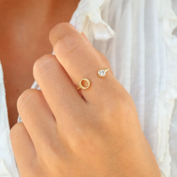 bokstav o zirkon ring i forgylt messing