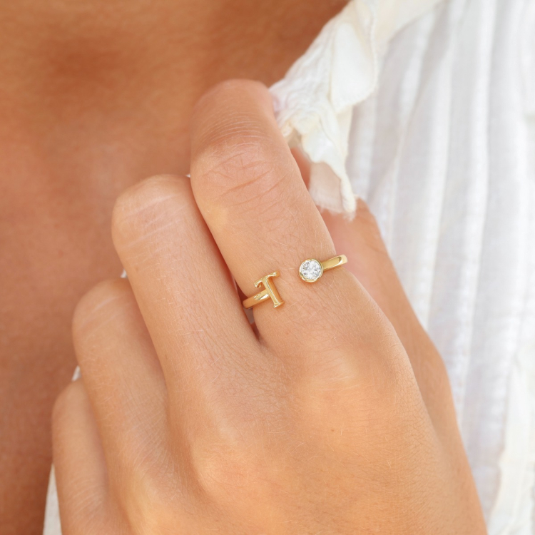 bokstav t zirkon ring i forgylt messing
