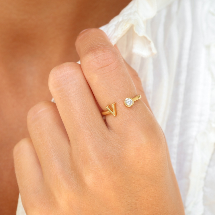 bokstav v zirkon ring i forgylt messing