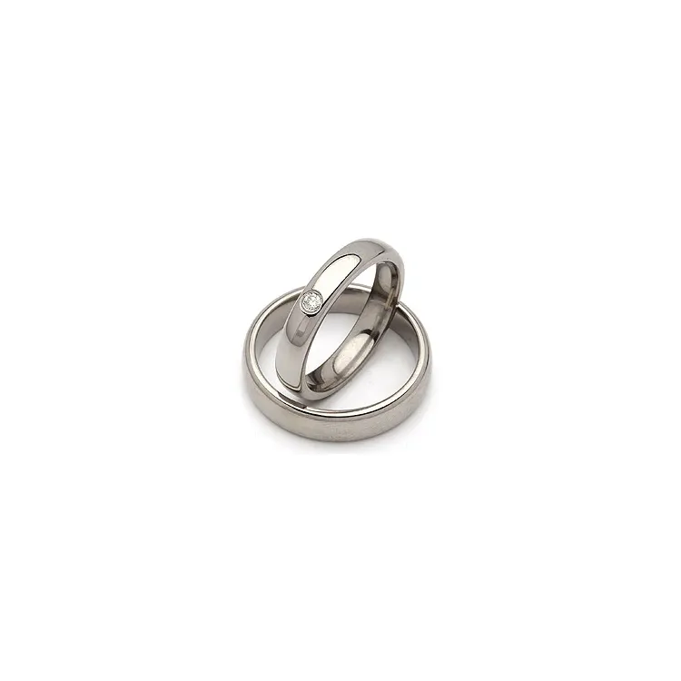 Gifteringer i titanium 0,05 ct