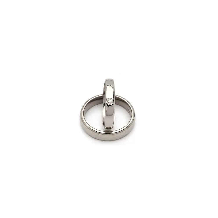 Gifteringer i titanium 0,05 ct
