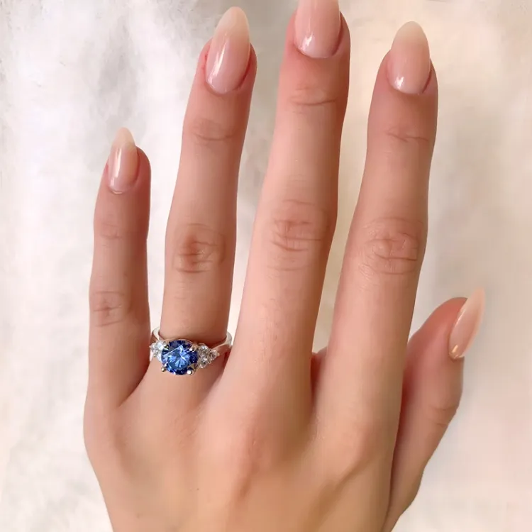 Stor rund blå zirkon ring i sølv