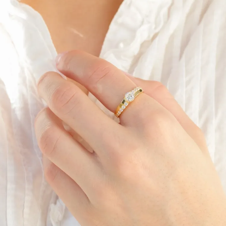 Elegant rund zirkon ring i forgylt sølv