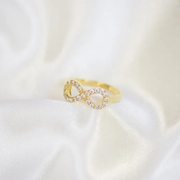 Infinity ring i forgylt sølv