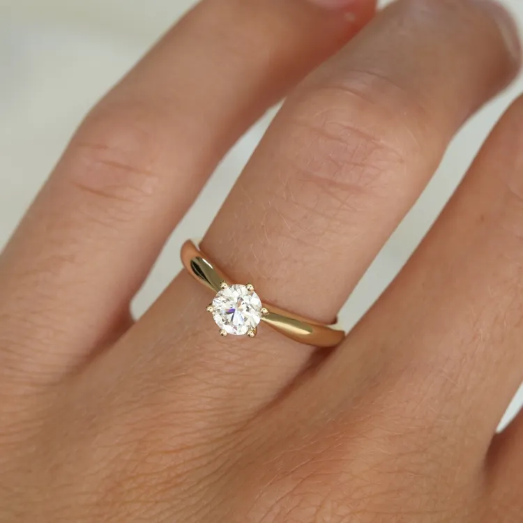 0,50 ct lab grown diamant solitairering i 9 karat gull 0,50 ct
