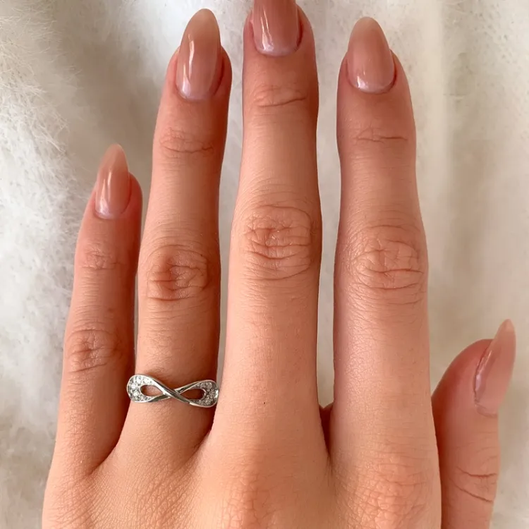 Elegant infinity zirkon ring i sølv