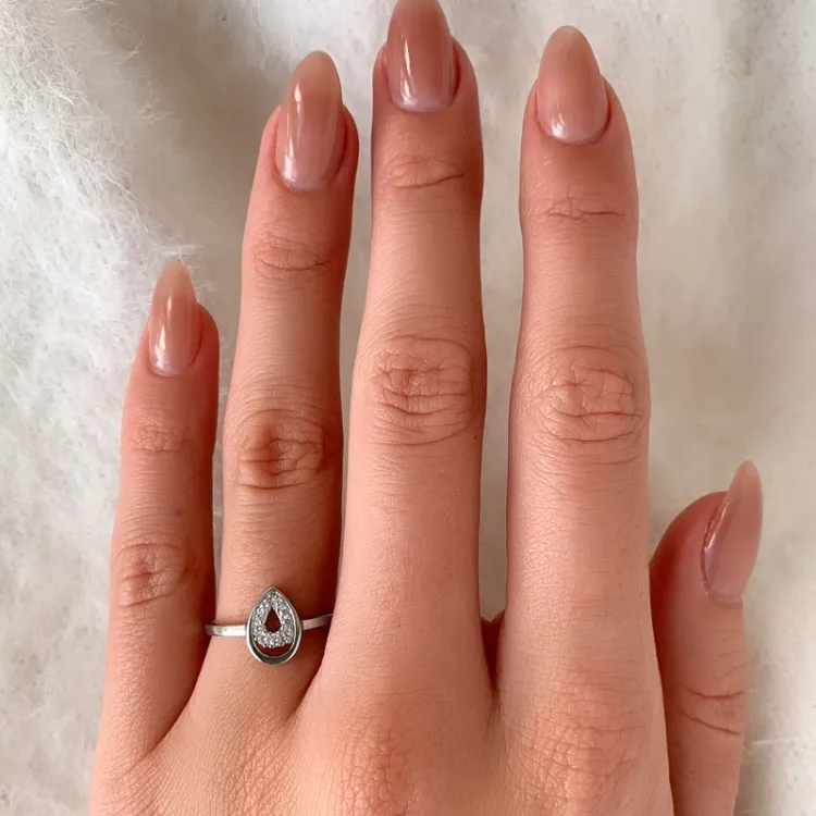 Ringer: dråpe zirkon ring i sølv