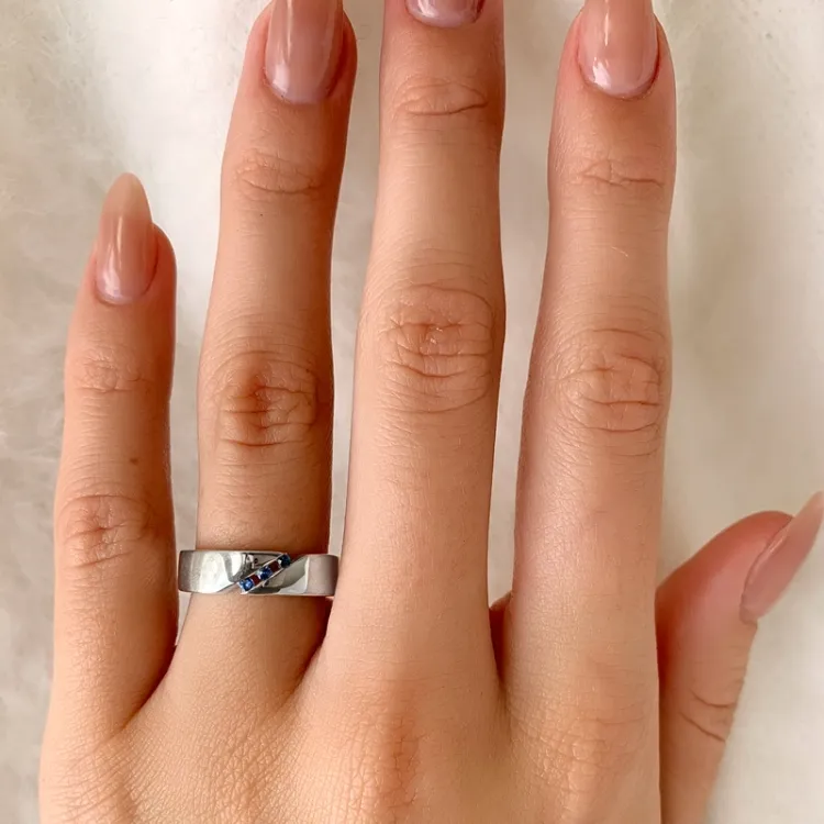 Elegant blå safir ring i sølv