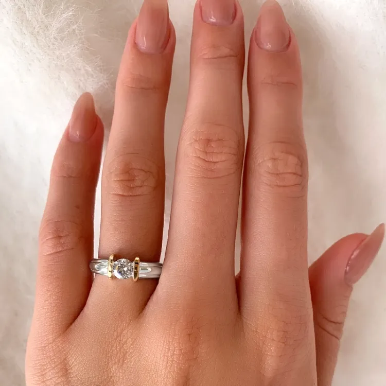 kolleksjonsprøve hvit zirkon ring i sølv med 8 karat