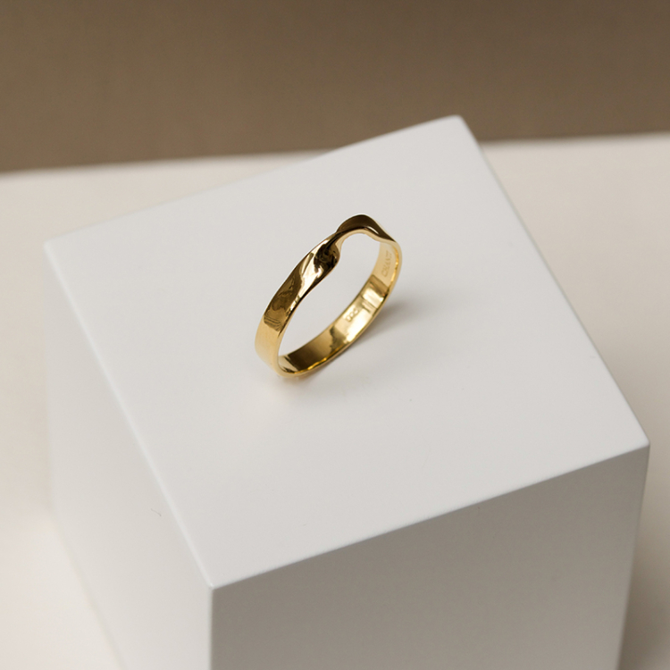 ring i forgylt sølv