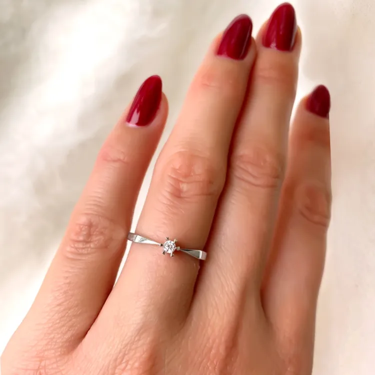 0,05 ct solitairering i 14 karat hvitt gull 0,05 ct