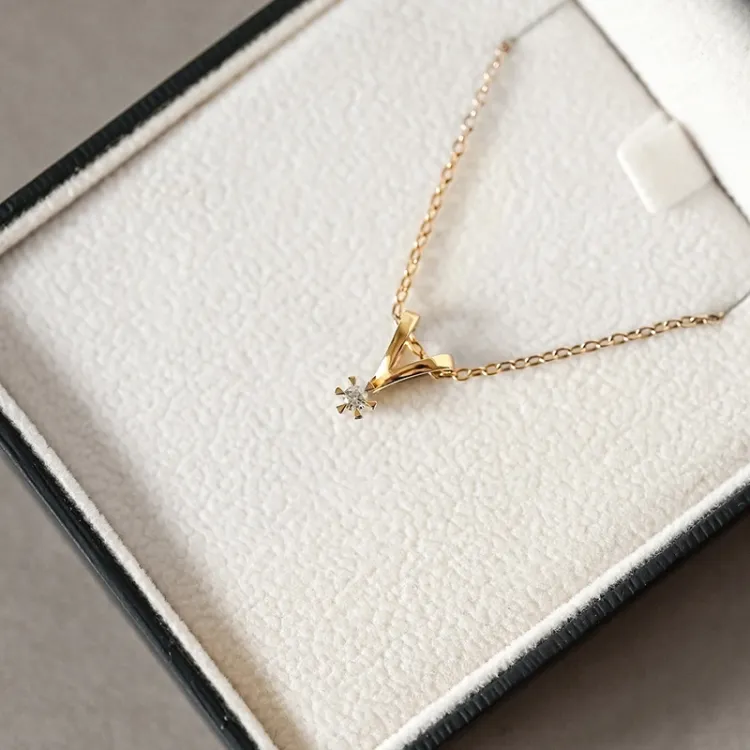 diamant solitaireanheng i 14 karat gull 0,05 ct