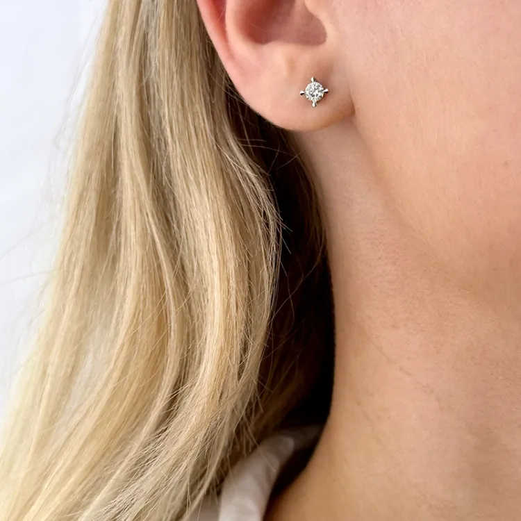 2 x 0,20 ct solitaireørepynt i 14 karat hvitt gull med diamant