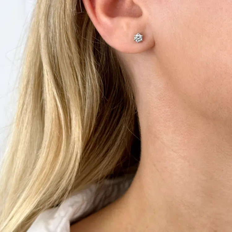 2 x 0,20 ct solitaireørepynt i 14 karat hvitt gull med diamant 