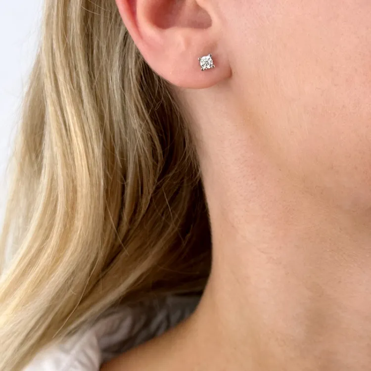 2 x 0,20 ct solitaireørepynt i 14 karat hvitt gull med diamant