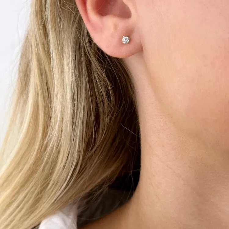 2 x 0,10 ct solitaireørepynt i 14 karat gull med diamant