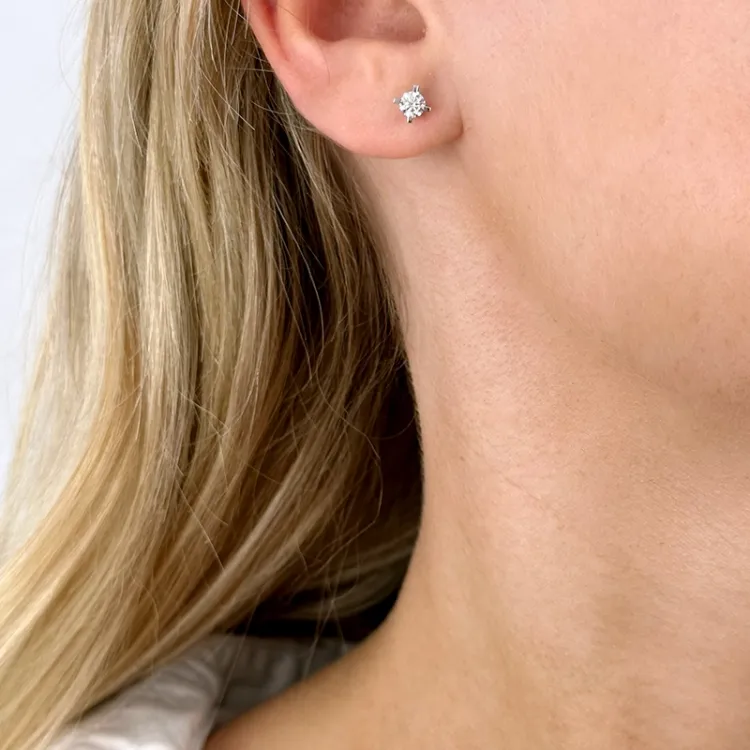 2 x 0,20 ct solitaireørepynt i 14 karat hvitt gull med diamant