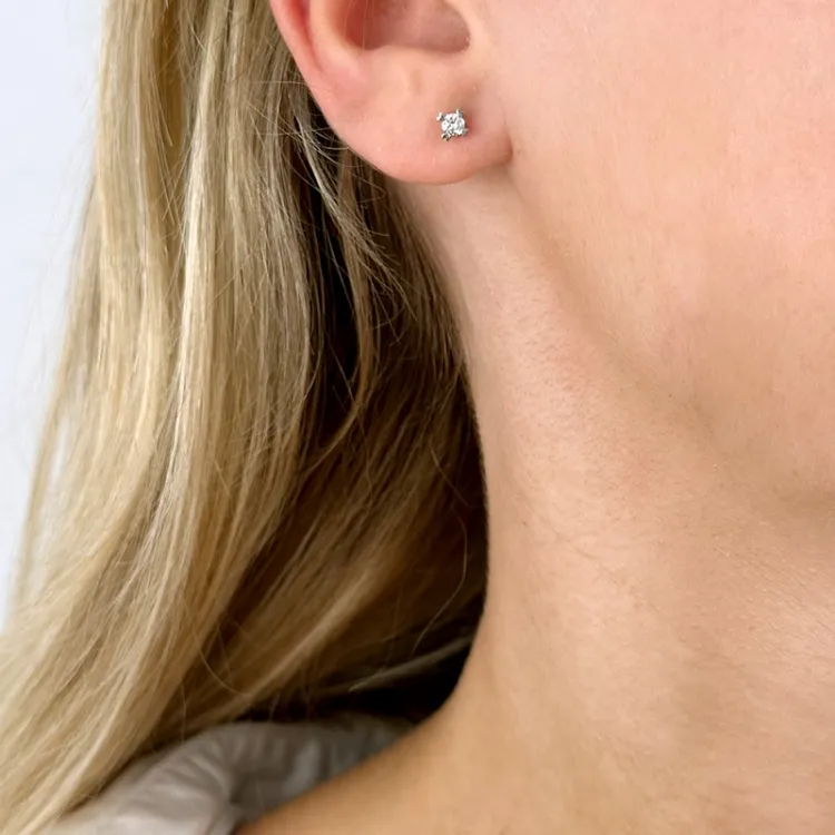 2 x 0,10 ct solitaireørepynt i 14 karat hvitt gull med diamant