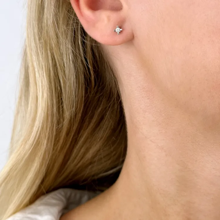 2 x 0,05 ct solitaireørepynt i 14 karat hvitt gull med diamant