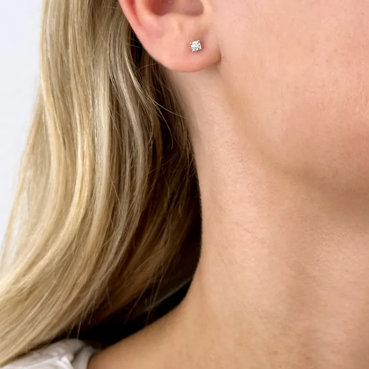 2 x 0,10 ct solitaireørepynt i 14 karat hvitt gull med diamant