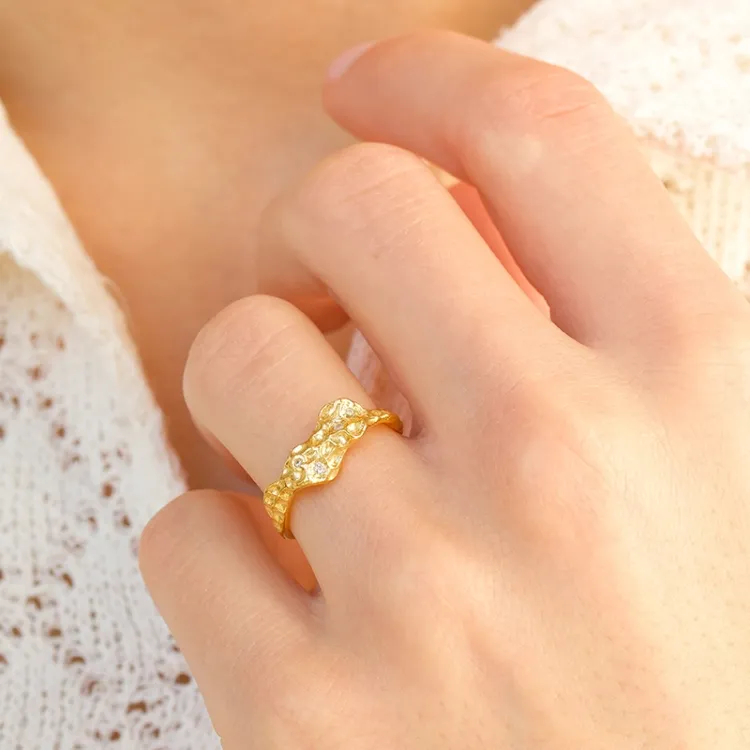 hvit zirkon ring i forgylt sølv - Lumé Etched