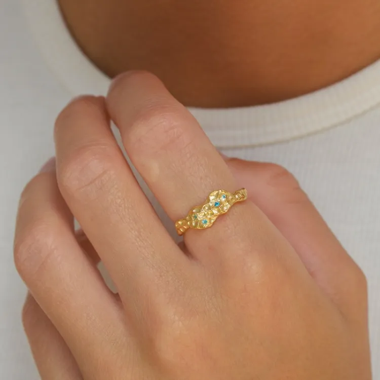 blå zirkon ring i forgylt messing - Lumé Etched