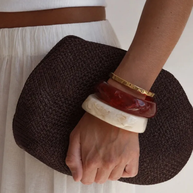 hvit bangle i resin - AURA