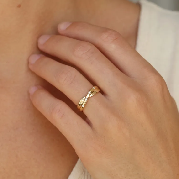 abstrakt diamant ring i 9 karat gull 0,03 ct