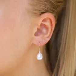 Ovale 8 - 9 mm aaa-gradert ferskvannsperle diamantøredobb i 14 karat gull med diamanter 