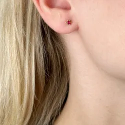 2 x 0,07 ct rubin solitaireørepynt i 14 karat gull med rubin 